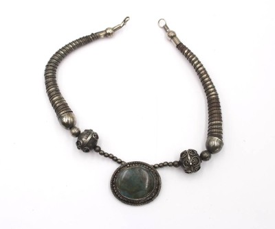 Auktion 361<br>Etho-Collier, versilbert mit Japis, wohl Nordafrika, ca. L-40cm [1]