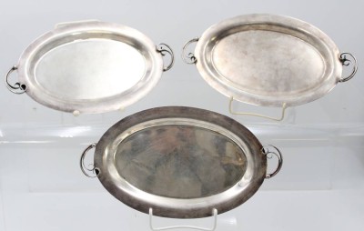 Auktion 361<br>3x ovale Platten, Dänemark, wohl dick versilbert (Silber-Säuretest positiv?), zus. ca. 690gr., je 28,5 x 15,8cm [1]