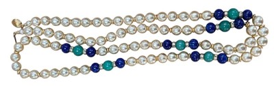 Auktion 361<br>Perlenkette, wohl Süsswasserperlen sowie Farbsteine, vergoldete Zwischelemente mit klaren Steinen, L-ca. 88cm [1]