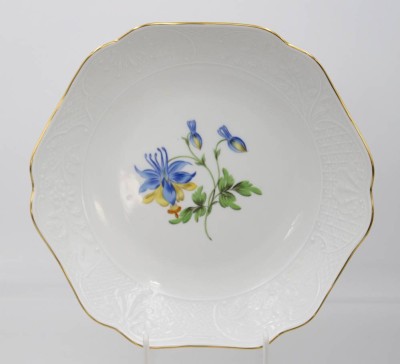 Auktion 361<br>Schale, Meissen Schwertermarke, Blumenbemalung, Schale reliefiert, 1. Wahl, H-6cm D-25cm [1]