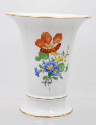 Auktion 361<br>Kratervase, Meissen Schwertermarke, Blumenbemalung, 2 Schlefistriche, ca. H-16,5cm [1]