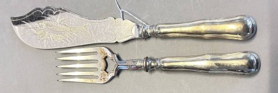 Auktion 361<br>gr. Fisch-Vorlegebesteck, plated , L-28 cm, Gabel angelaufen, Altersspuren [1]