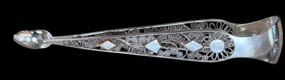 Auktion 361<br>Biedermeier-Zuckerzange, lötiges Silber, Ziermonogramm und datiert 1820, L-18 cm, 39,4 gr. [1]