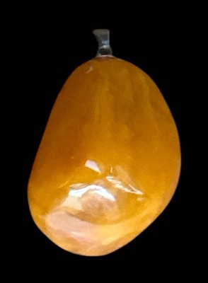 Auktion 361<br>gr. gelber Bernstein-Anhänger mit Silbermontur -835-, L-ca. 3,5 cm, 78,3 gr. [1]