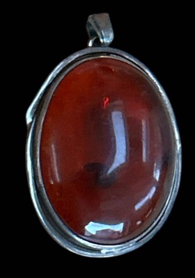 Auktion 361<br>grosser Bernstein-Anhänger in Silber-925- Fassung, 5,5x4 cm, 23,6 gr [1]
