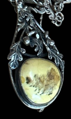Auktion 361<br>Silber-Halskette mit Anhänger, gelber Bernstein, Kette-L-66 cm, Anhänger L-5 cm, 25,7 gr [1]