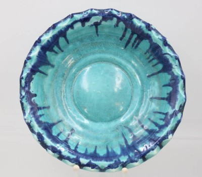 Auktion 361<br>Anbietschale, Goebel Oeslau, älter, hellblaue Glasur, ca. H-5,5cm D-26,2cm [1]