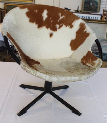 Auktion 361<br>Design-Drehstuhl, 70er Jahre, Kuhfell, ca. H-70cm B-70cm Sh-35cm, Alters-u. Gebrauchsspuren [1]