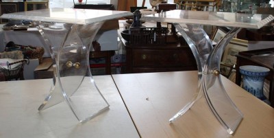 Auktion 361<br>Paar Beistelltische, Acryl, ca. H-52cm B-55cm T-42cm [1]