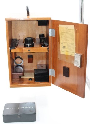 Auktion 361<br>Mikoskopkasten mit Zubehör ohne Mikroskope, Zeiss, Kasten H-39cm B-23cm [1]