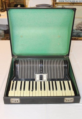 Auktion 361<br>Akkordeon, Hohner Verdi I M, in Koffer, 1x beschädigt. sonst wohl Ok [1]