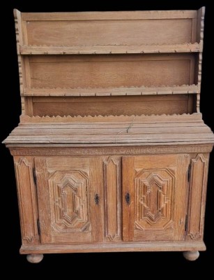 Auktion 361<br>Kannenstock, Eiche, dat. 1794, überholungsbedürftig, Aufsatz original??, H-197 cm, B-157 cm, Aufsatz verkehrt zusammengestellt, muss an der Wand befestigt werden [1]