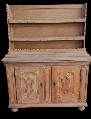 Auktion 361<br>Kannenstock, Eiche, dat. 1794, überholungsbedürftig, Aufsatz original??, H-197 cm, B-157 cm, Aufsatz verkehrt zusammengestellt, muss an der Wand befestigt werden [1]