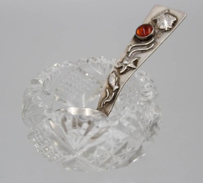 Auktion 361<br>kl. Kristall-Saliere mit 835er Löffel dieser mit Bernsteinbesatz, Löffel ca. 8,8gr. L-6,8cm [1]
