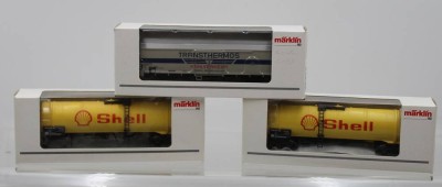 Auktion 361<br>2x gr. Shell-Tankwagen und 1x gr. Güterwaggon, Märklin, H0, OVP [1]