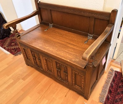 Auktion 361<br>kl. Truhenbank, Front beschnitzt, in antiken Stil  B-96 cm [1]