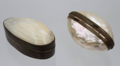 Auktion 361<br>2x Muschel-Döschen, 1x beschriftet , älter, ca. H-4cm L-8cm [1]