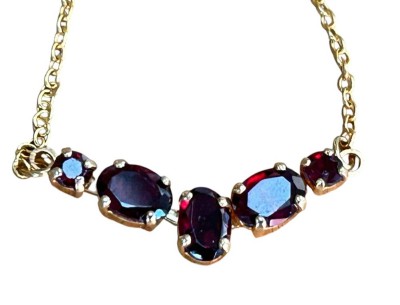 Auktion 363<br>Granat Collier, Gold um 250/1000. sogenanntes Normgold, L-42 cm, 2,9 gr. [1]