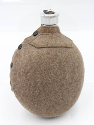 Auktion 361<br>Feldflasche, Filzbezug, L-21cm [1]