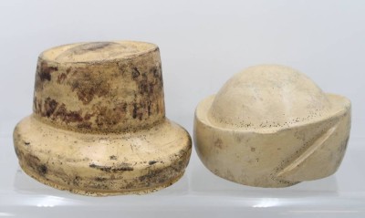 Auktion 361<br>2x div. Holz-Hutformen, älter, ca. H-16cm u. Holz, [1]