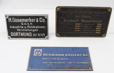 Auktion 361<br>2x alte Firmenschilder, Metallguss,  Größtes 12 x 25cm [1]