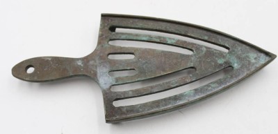 Auktion 361<br>Jugendstil-Bügeleisenuntersetzer, Bronze, ca. 27,5 x 12cm [1]