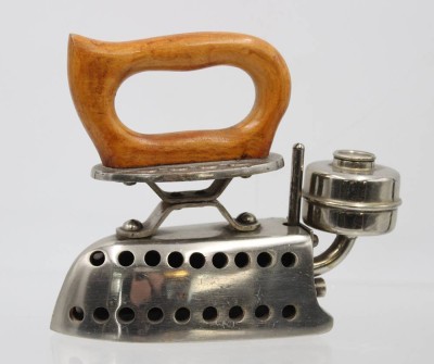 Auktion 361<br>Reisebügeleisen, Spiritusbetrieb, um 1910, Eisen vernickelt, Holzgriff, H-14cm L-17,5cm [1]