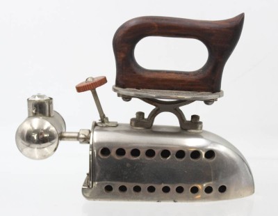 Auktion 361<br>Reisebügeleisen, Spiritusbetrieb, um 1910 Eisen vernickelt, Holzgriff, H-14,5cm L-20cm [1]