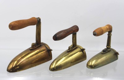 Auktion 361<br>3x div. antike Messing-Bügeleisen, Holzgriffe, versch. Größen, ca. H-15,5 bis 13cm L-16 bis 12,5cm [1]