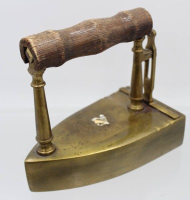 Auktion 361<br>Messing-Bügeleisen, älter, Holzgriff, H-15,5cm L-18cm [1]