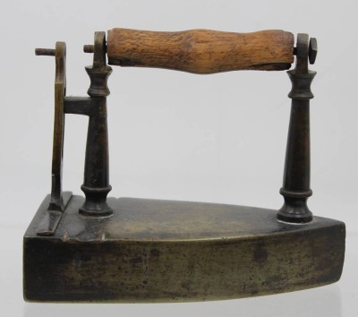 Auktion 361<br>altes Bügeleisen, Messing, mit Einsätzen, Holzgriff, Messing, H-13,5cm L-16cm [1]