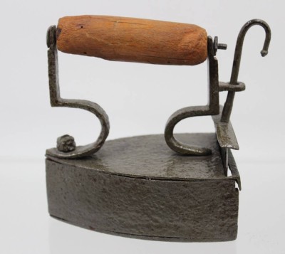 Auktion 361<br>altes Eisenbügeleisen., Holzgriff, starke Gebrauchsspuren, H-12,5cm L-11,5cm [1]