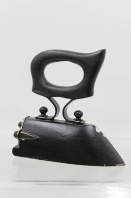 Auktion 361<br>kl. Eisenbügeleisen. älter, Holzgriff, geschwärzt, H-13,5cm L-13,5cm [1]