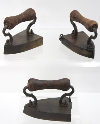 Auktion 361<br>3x kl. Messing-Bügeleisen, Holzgriffe, je ca. H-9,5cm L-11,5cm [1]