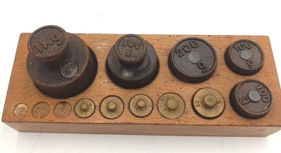 Auktion 361<br>Gewichtsatz in Holzkasten,, 3 kleinsten fehlen, div. Eichpunzen [1]