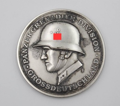 Auktion 361<br>Drittes Reich Medaille Panzergrenadier Division Grossdeutschland 1939 Hersteller Deschler München, D-6,5cm, ca. 102gr. [1]
