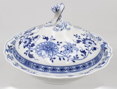 Auktion 361<br>Deckelterrine, Hutschenreuther, Zwiebelmuster, ca. H-15cm D-24,8cm [1]