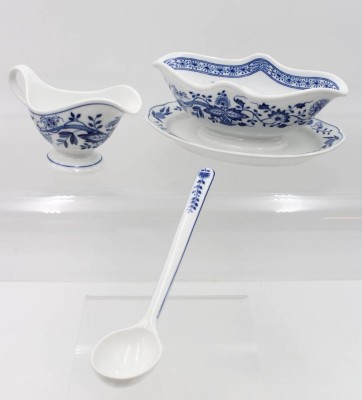 Auktion 361<br>Sauciere, kl. Sauciere und Löffel, Hutschenreuther, Zwiebelmuster, Sauciere H-8,5cm L-21cm [1]