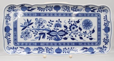 Auktion 361<br>Platte, Königskuchen, Hutschenreuther, Zwiebelmuster, ca. 32,8 x 15,5cm [1]
