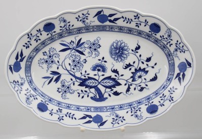 Auktion 361<br>ovale Platte, Hutschenreuther, Zwiebelmuster, 38,3 x 25,8cm [1]