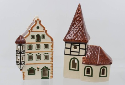 Auktion 361<br>2x Häuschen, Leyk Lichterhäuser, ca. H-23,5cm u. 19cm [1]
