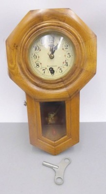 Auktion 361<br>kl. Wanduhr in Holzgehäuse 