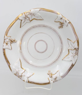 Auktion 361<br>Teller um 1900, reliefiert, KPM Krister, berieben, ca. D-26cm [1]