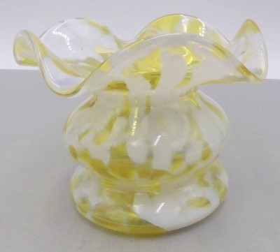 Auktion 361<br>kl.  Kunstglasvase, gelb/weiss, H-10 cm [1]