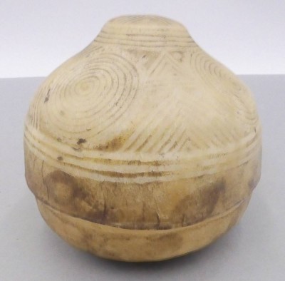 Auktion 361<br>alte Pergament? Deckeldose, Inhalt zerfallene Beinkette, H-10 cm, D-12 cm [1]