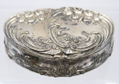 Auktion 361<br>Schmuckkästchen, reliefiert, Altersspuren, ca. H-4,5cm B-15,5cm [1]