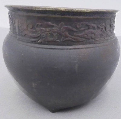 Auktion 361<br>alter, kleiner Topf, wohl Bronze, China, Rand beschädigt, H-8 cm, D10 cm [1]
