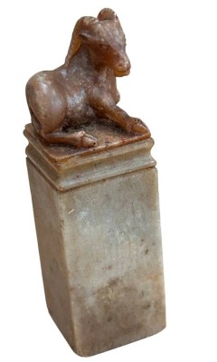Auktion 361<br>Speckstein Petschaft mit ruhender Ziege, H-7,5 cm [1]