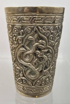 Auktion 361<br>alter versilberter Becher, China, Schlangendekor, H-11,5 cm [1]