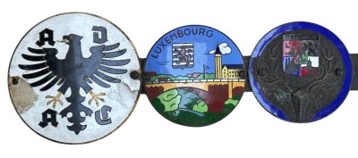 Auktion 361<br>gr. ADAC Plakette, Emaille beschädigt, und 2 Auto-Rundfahrten Plaketten?, auf Eisenstange montiert, L-25 cm [1]